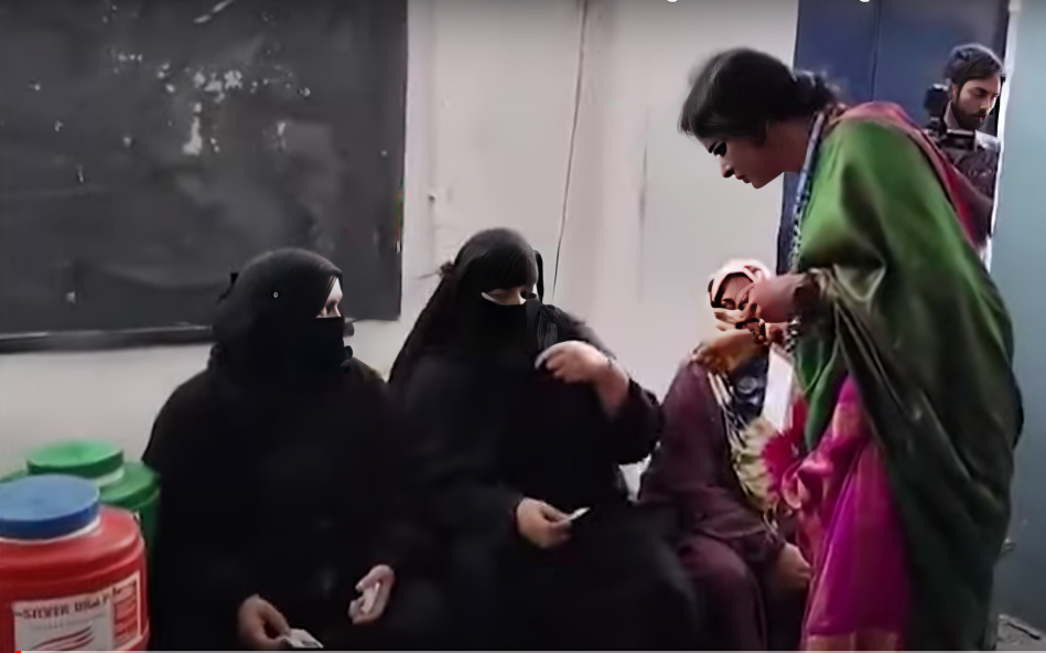 हैदराबाद मे वोटिंग के दौरान माधवी लता ने की मुश्लिम महिलाए की चेकिंग